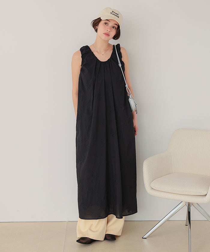 刺繡縮褶無袖連身裙
